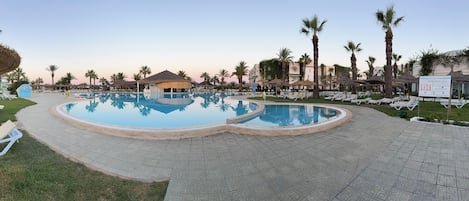 Indoor pool, 3 outdoor pools