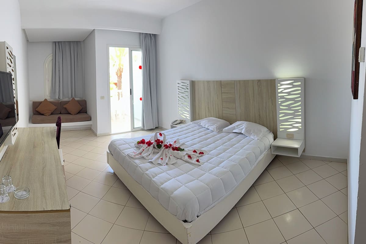 Standard Double Room, Garden View | WiFi (free)