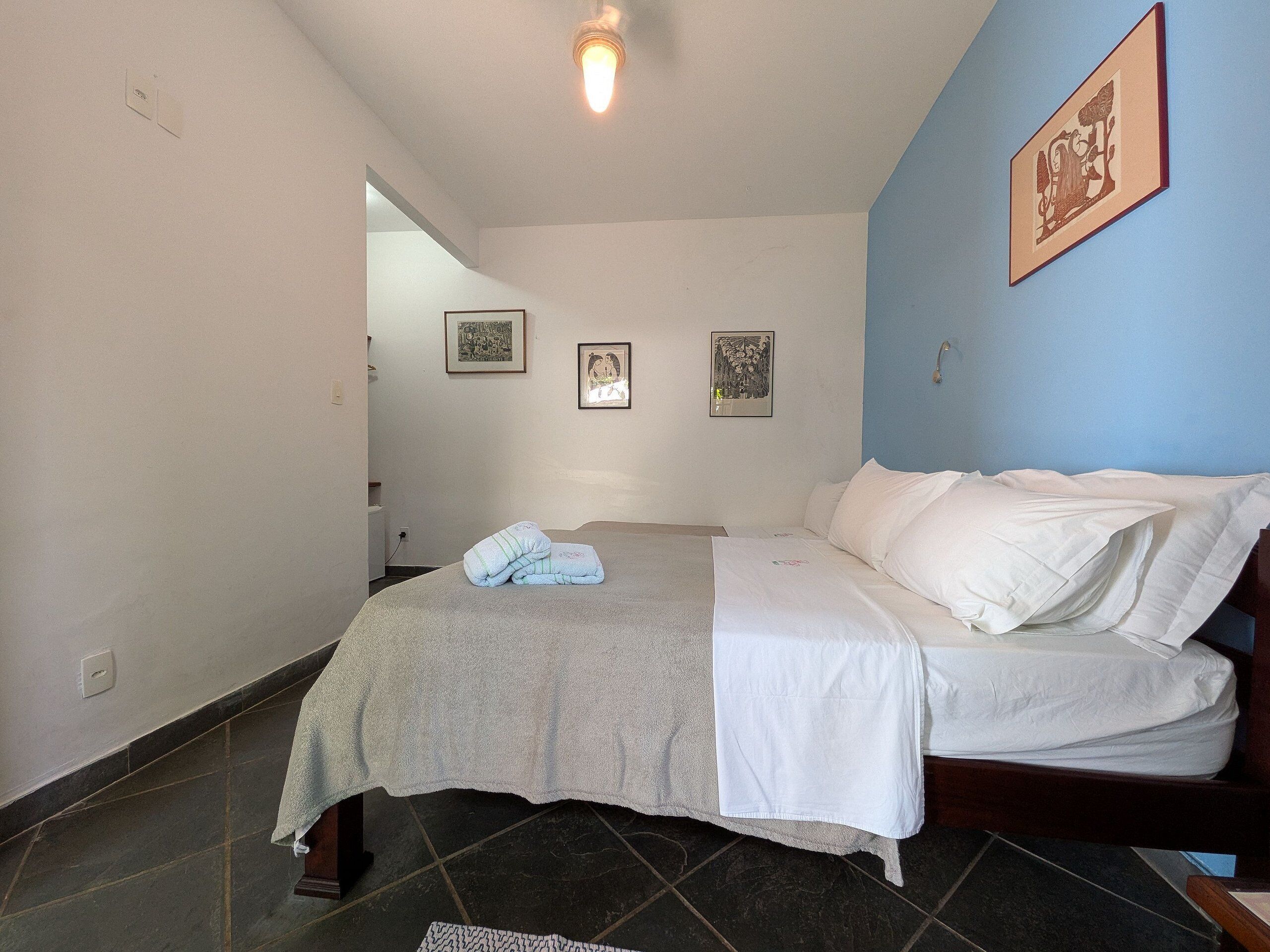Suíte, 1 quarto, vista para o jardim | Wi-Fi de cortesia, individualmente decorados, roupa de cama