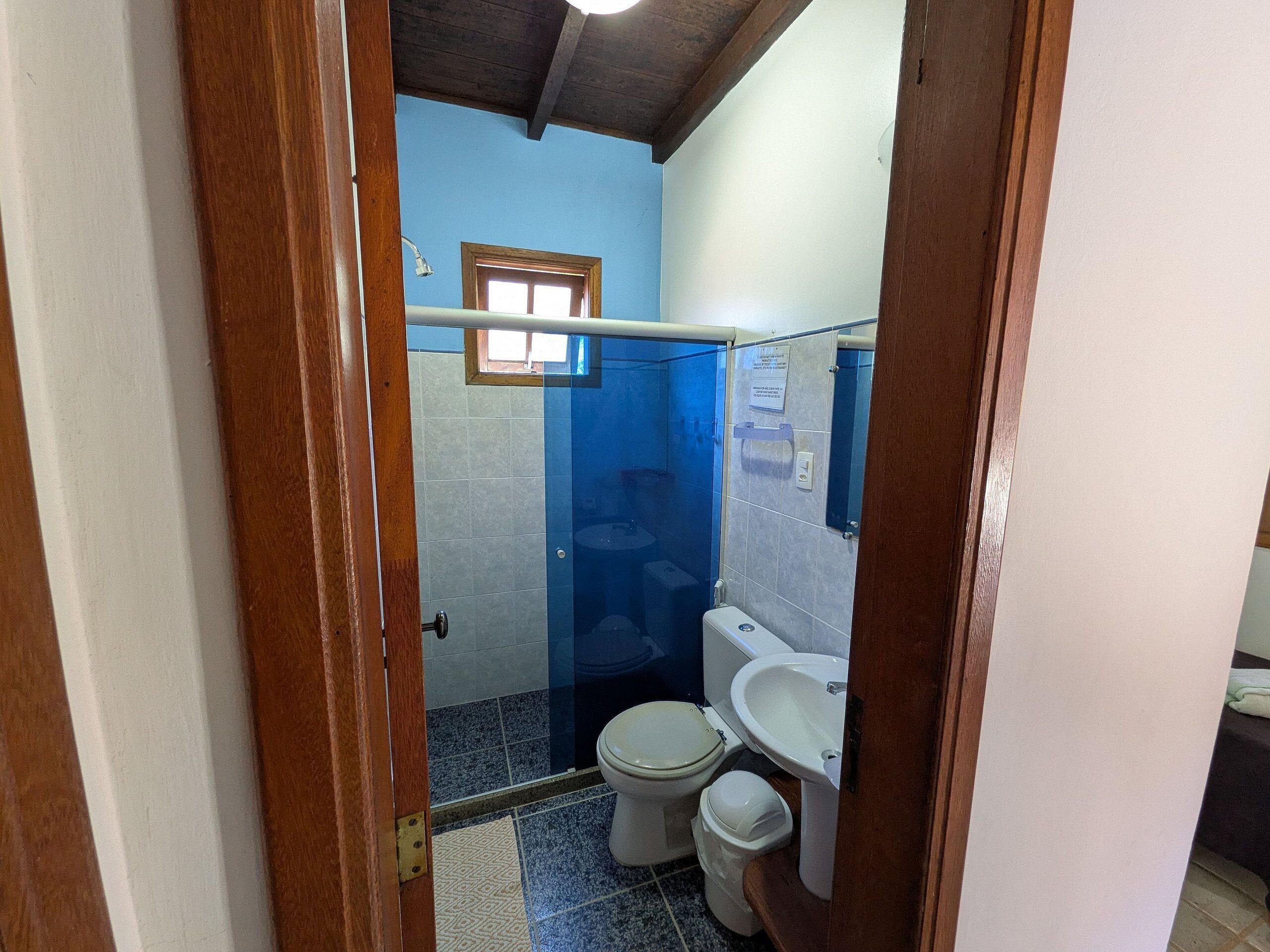 Un baño con ducha, inodoro y lavamanos.