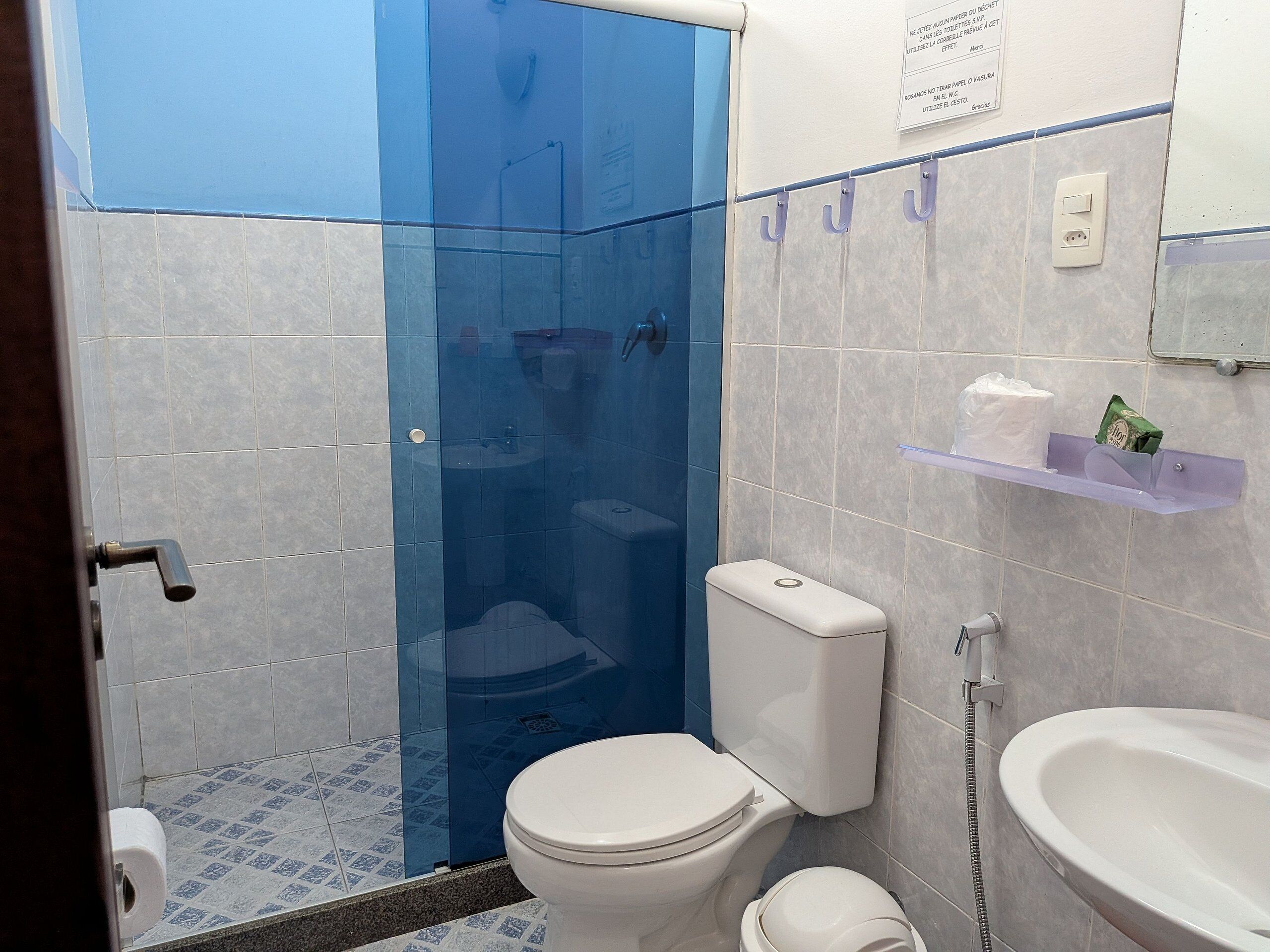 Shower, pancuran hujan, pengering rambut, dan handuk