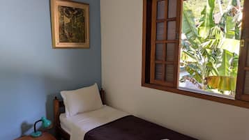 Suíte, várias camas, vista para o mar | Individualmente decorados, Wi-Fi de cortesia, roupa de cama