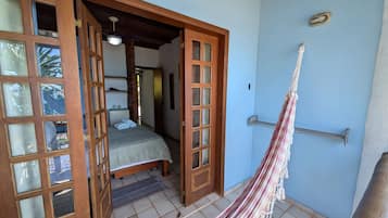 Suite, meerdere bedden, uitzicht op zee | Individueel gedecoreerd, gratis wifi, beddengoed