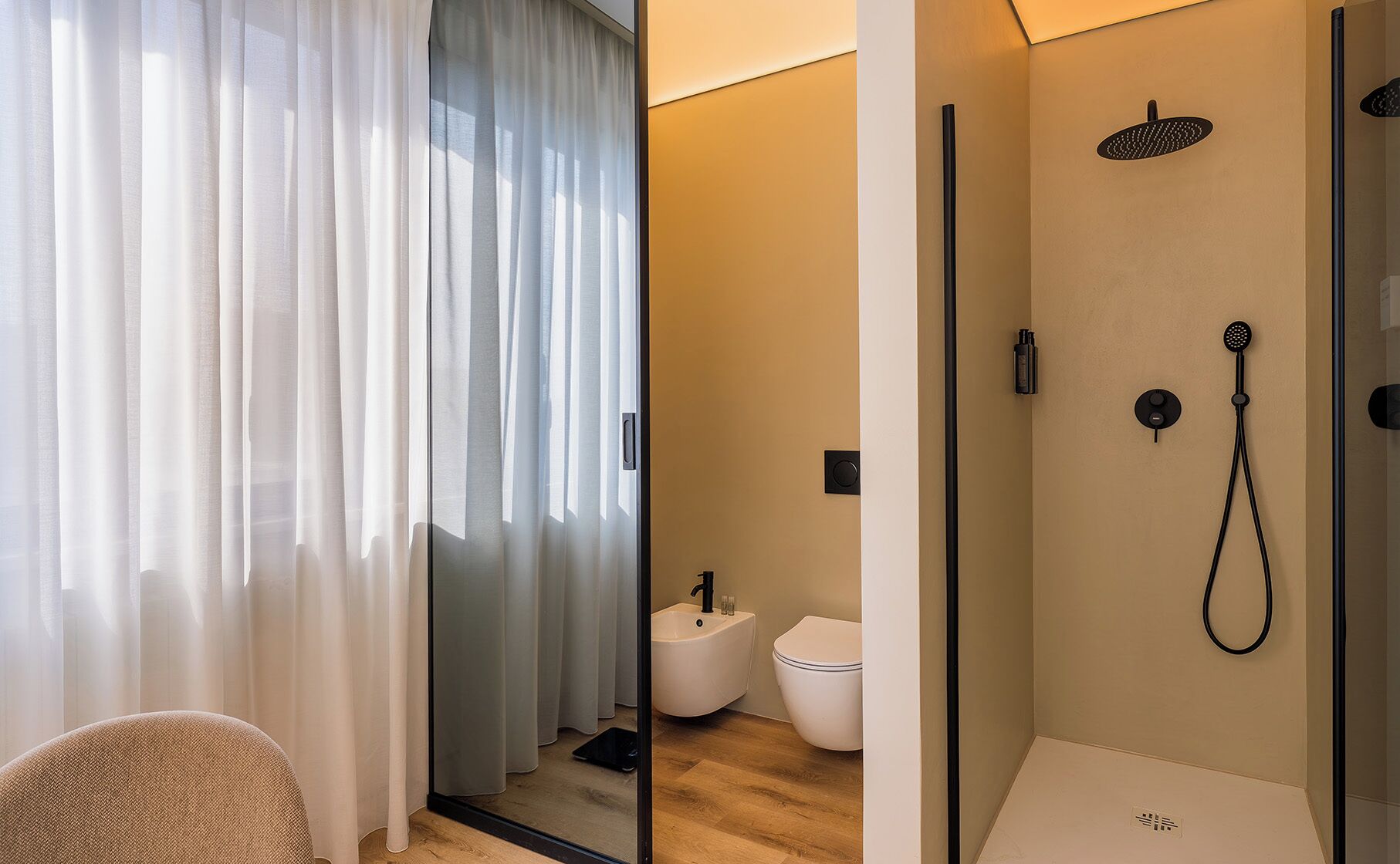 Camera Superior, vista città | Bagno | Vasca e doccia separate, soffione a pioggia, asciugacapelli, bidet