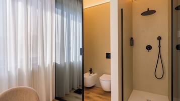 Camera Superior, vista città | Bagno | Vasca e doccia separate, soffione a pioggia, asciugacapelli, bidet