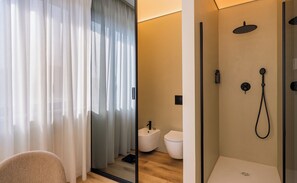 Chambre Supérieure, vue ville | Salle de bain | Baignoire et douche séparées, douche à « effet pluie », sèche-cheveux