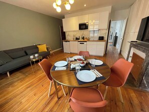 A modern living space with a dining area, kitchen, and seating area. - Queen Bed • Fully Equipped Quiet Apartment • Amiens Centre • 5-min Walk to Station • Parking on Site (Amiens)