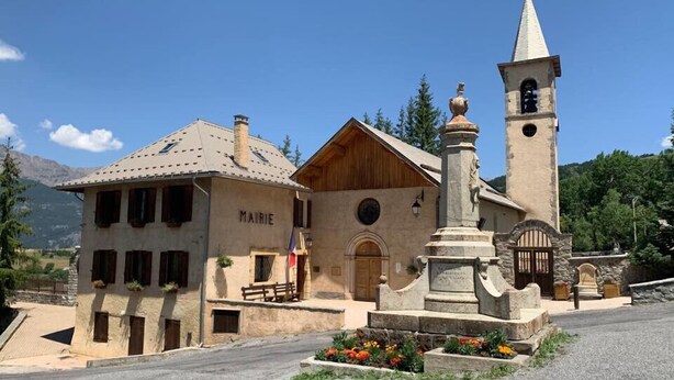 A building with a wooden facade and a bell tower, labeled 'MAIRIE,' with a stone monument in front. - South-facing terrace studio in resort center (Enchastrayes)