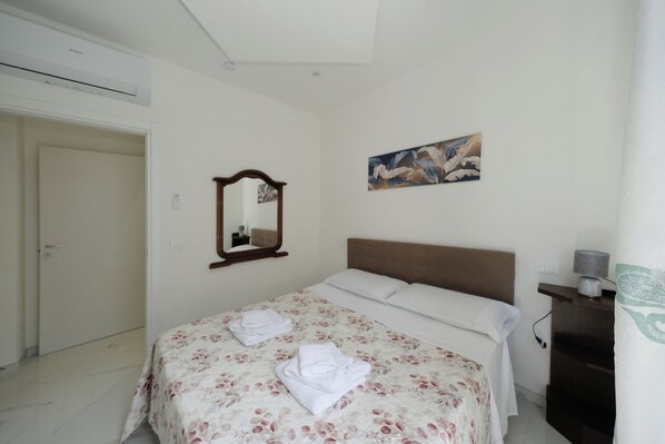 Room - Vrbo Property (Rapallo)