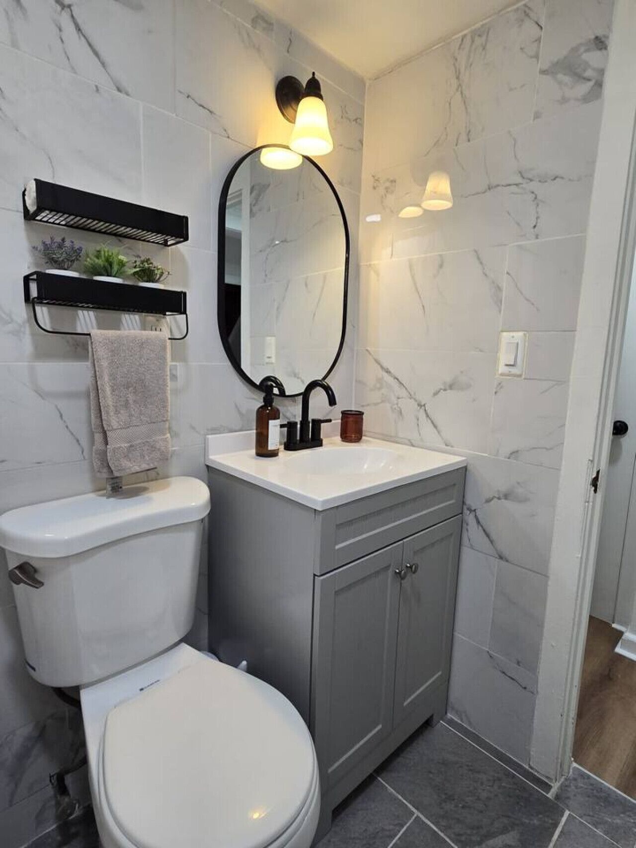 Ein Badezimmer mit Toilette, Waschbecken und Spiegel.