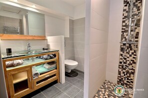 Bathroom - Vrbo Property (Labeaume)