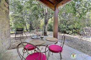Outdoor dining - Vrbo Property (Labeaume)