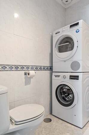 Douche, sèche-cheveux, serviettes fournies