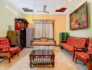 House | Interior - Collection O Naidupuram Bus (Kodaikanal)
