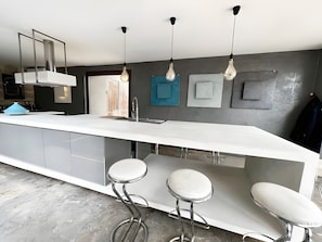Réfrigérateur, un four, surface de cuisson, lave-vaisselle