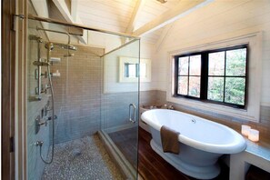 Bathroom - Island Lodge on Bear Lake Surrounded By Water- Private Peninsula Great Decks (Tuckasegee)