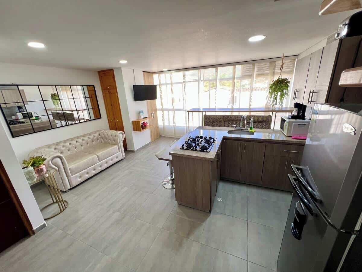 ¡La cocina es el corazón de nuestra sala! Equipada con todo lo necesario, es el lugar ideal para experimentar con nuevas recetas y crear recuerdos inolvidables junto a amigos y familia. La sala, con su ambiente relajado, completa la experiencia