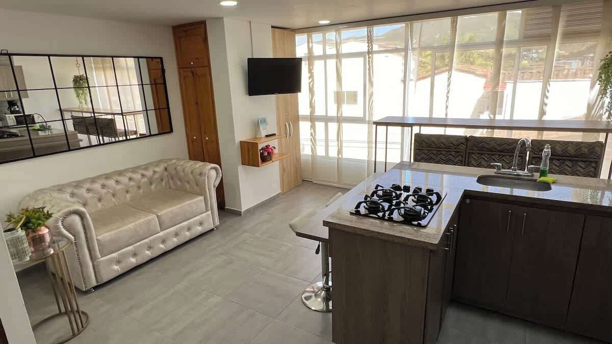 Nuestra cocina, abierta y moderna, es perfecta para preparar tus platillos favoritos mientras conversas con tus invitados. ¡La sala, con sus cómodos sofás y decoración acogedora, es el espacio ideal para relajarse y disfrutar!