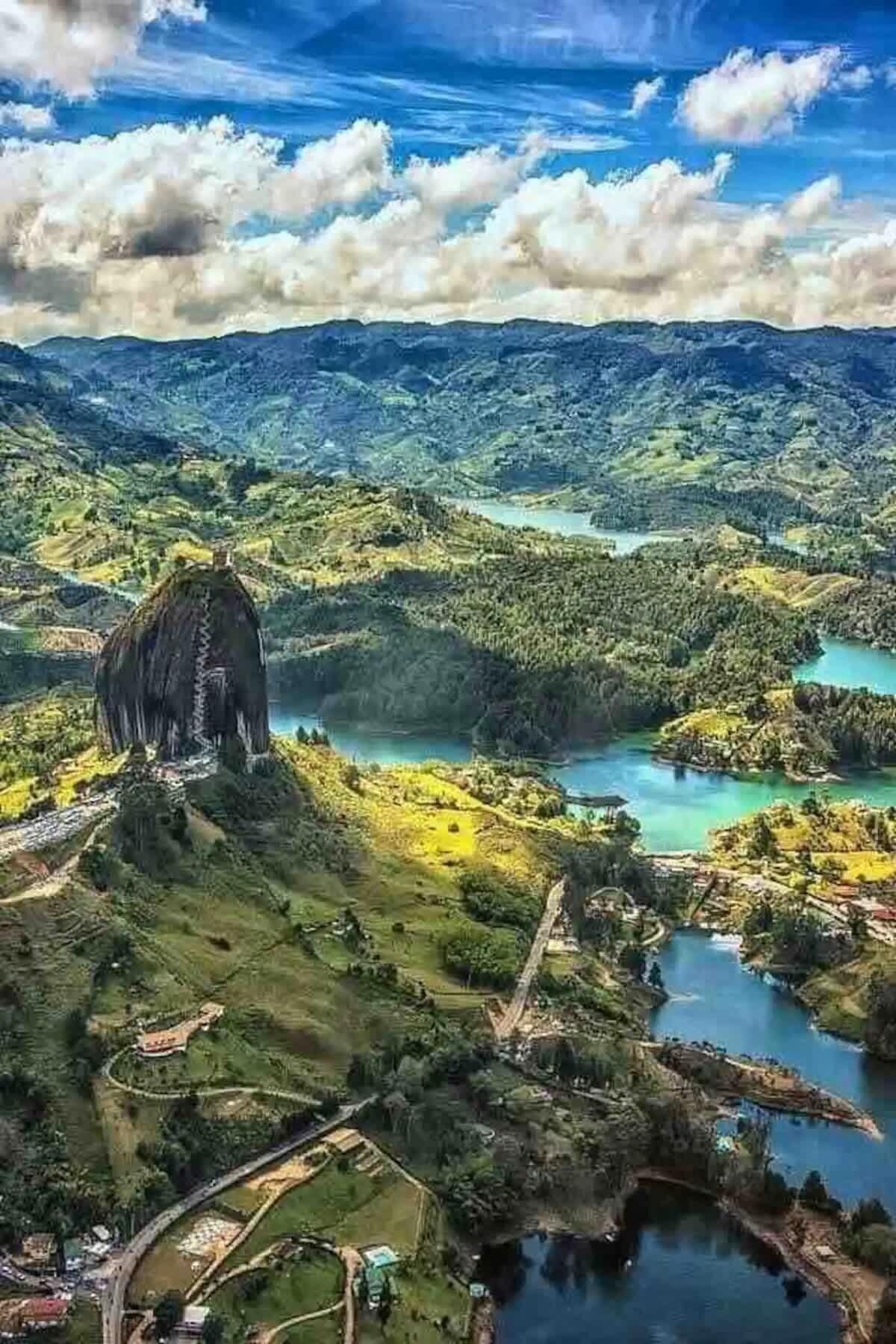 Sitio de interés: Piedra del Peñol:  a 8 minutos en carro desde nuestro Airbnb
