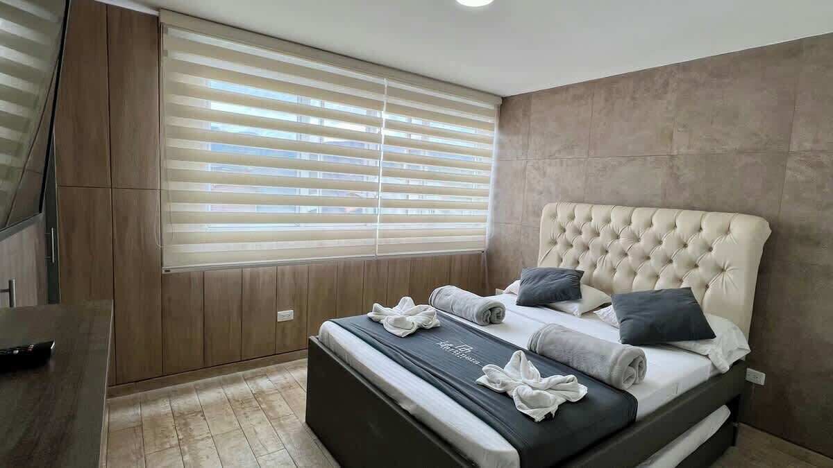 Habitación principal con cama doble y nicho de 1.40 para dos personas, si viajas en familia o grupos mas grandes en esta habitación se pude acomodar 4 personas.
Baño privado, TV smart, closet, ventanas insonorizadas y vista al embalse.