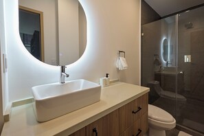 Monolocale Deluxe | Bagno | Doccia, asciugacapelli, asciugamani, sapone