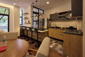 Superior Studio | Private kitchen | Fridge, oven, cookware/dishes/utensils - Oniria Living  Free Parking & Rooftop (Mexico City)