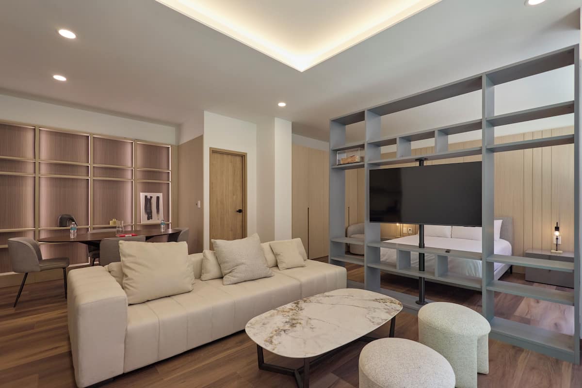 Una sala de estar moderna con un sofá, una mesa de centro y un televisor.