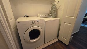 Interior - Van Gogh inspired 1-bedroom studio in Denton perfect for your getaway (Denton)