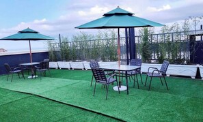 Outdoor dining - Centrally located Chic studio with panoramic view, heated pool & gym (Kindaruma)