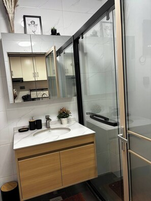 Shower, bidet, towels, soap - Centrally located Chic studio with panoramic view, heated pool & gym (Kindaruma)
