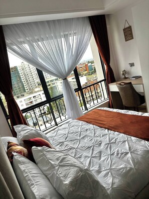 1 bedroom, desk, iron/ironing board, free WiFi - Centrally located Chic studio with panoramic view, heated pool & gym (Kindaruma)