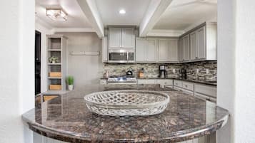 House, Multiple Beds, Hot Tub, City View (100 Ocean View) | Private kitchen