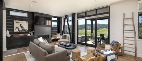 Smart TV, fireplace