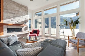 TV, fireplace, offices - Squamish Retreat With The Best View! (Squamish)