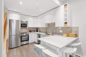 Fridge, microwave, oven, stovetop - Northlands Walk to village/slopes | Luxury 4-bed (Whistler)