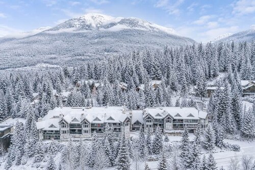Luxury 6-Bedroom - Whistler Village - Blueberry
