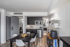 Frigorifero, microonde, forno, piano cottura