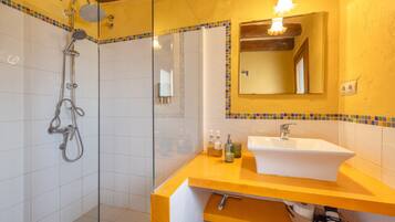 Een douche, een haardroger, handdoeken