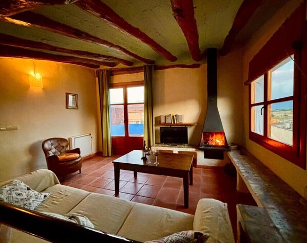 Interior - Apartment 'Cal Capdevila Verd' with Mountain View, Wi-Fi and Air Conditioning (Pira)