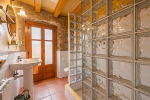 Douche, sèche-cheveux, serviettes fournies