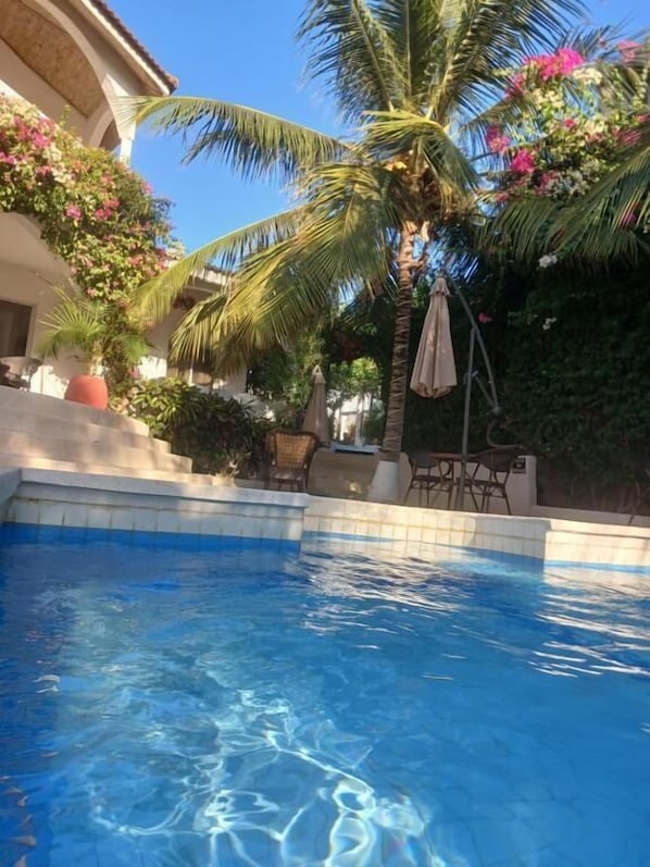 4 piscines extérieures, parasols de plage, chaises longues