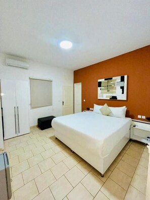 Doppia Comfort, balcone, vista piscina | Una cassaforte in camera, insonorizzazione, Wi-Fi gratuito