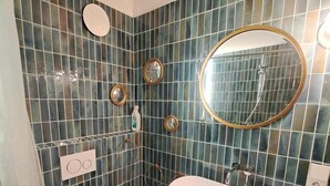A bathroom with a white sink, a toilet, and a shower. - Coastal Couple Hideaway in Oostduinkerke (Koksijde)