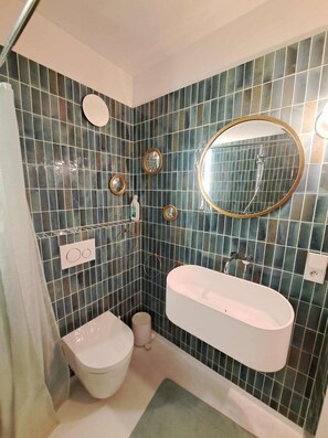 Ein Badezimmer mit Waschbecken, Toilette und Dusche.
