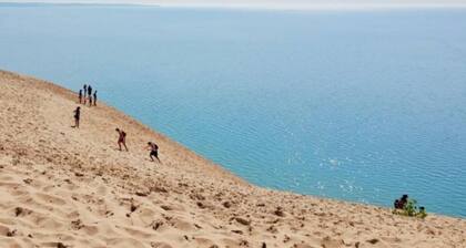 5 Star Duck Lake Escape, Dock, Game Room + Kayaks, Close to Traverse City