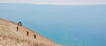 5 Star Duck Lake Escape, Dock, Game Room + Kayaks, Close to Traverse City