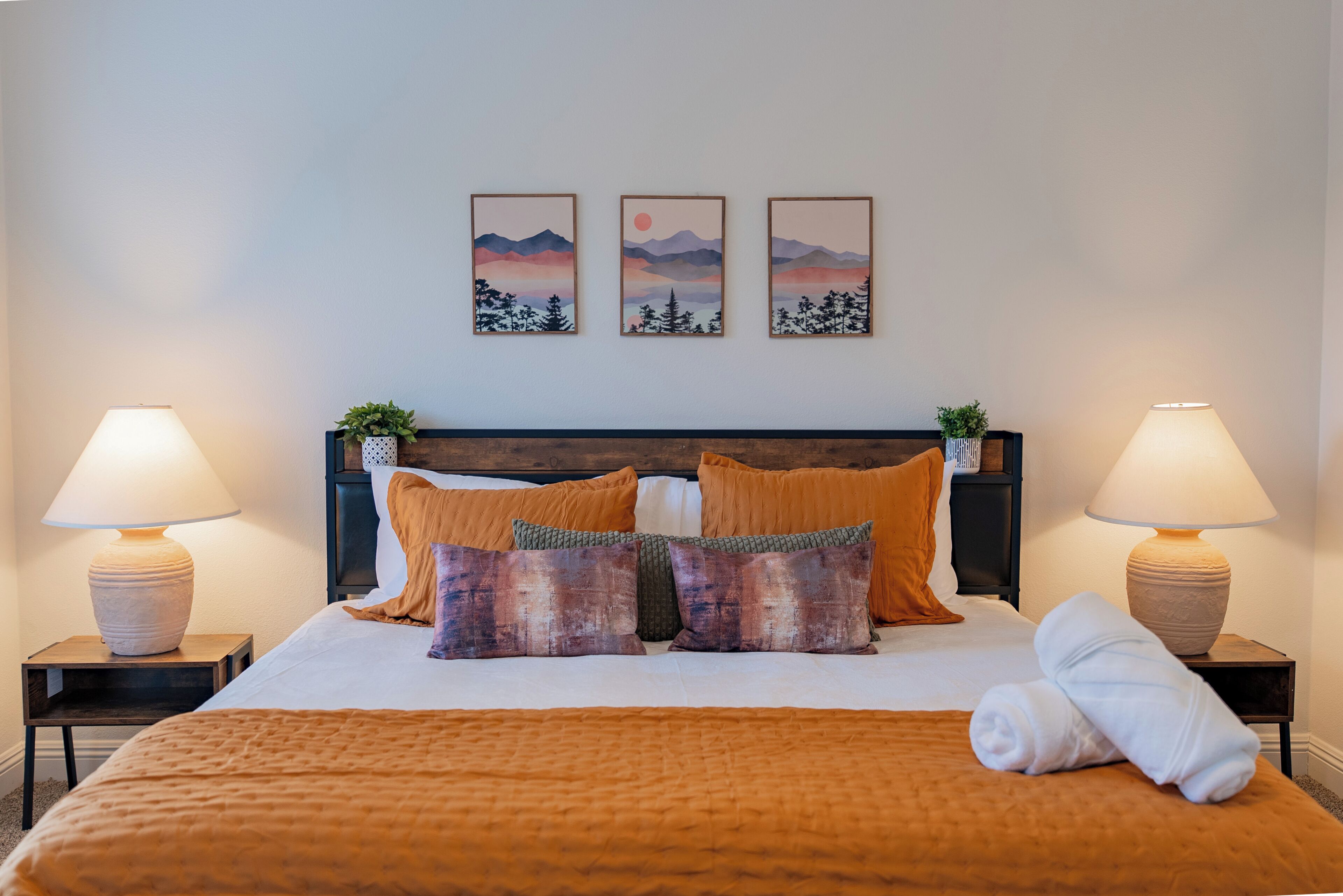 3 habitaciones, tabla de planchar con plancha, wifi y ropa de cama 