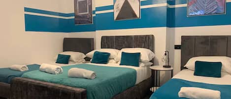 Appartement, 3 chambres, rez-de-chaussée | Bureau, espace de travail pour ordinateurs portables