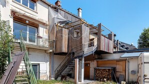 Un edificio de varios pisos con una escalera que conduce a los pisos superiores.