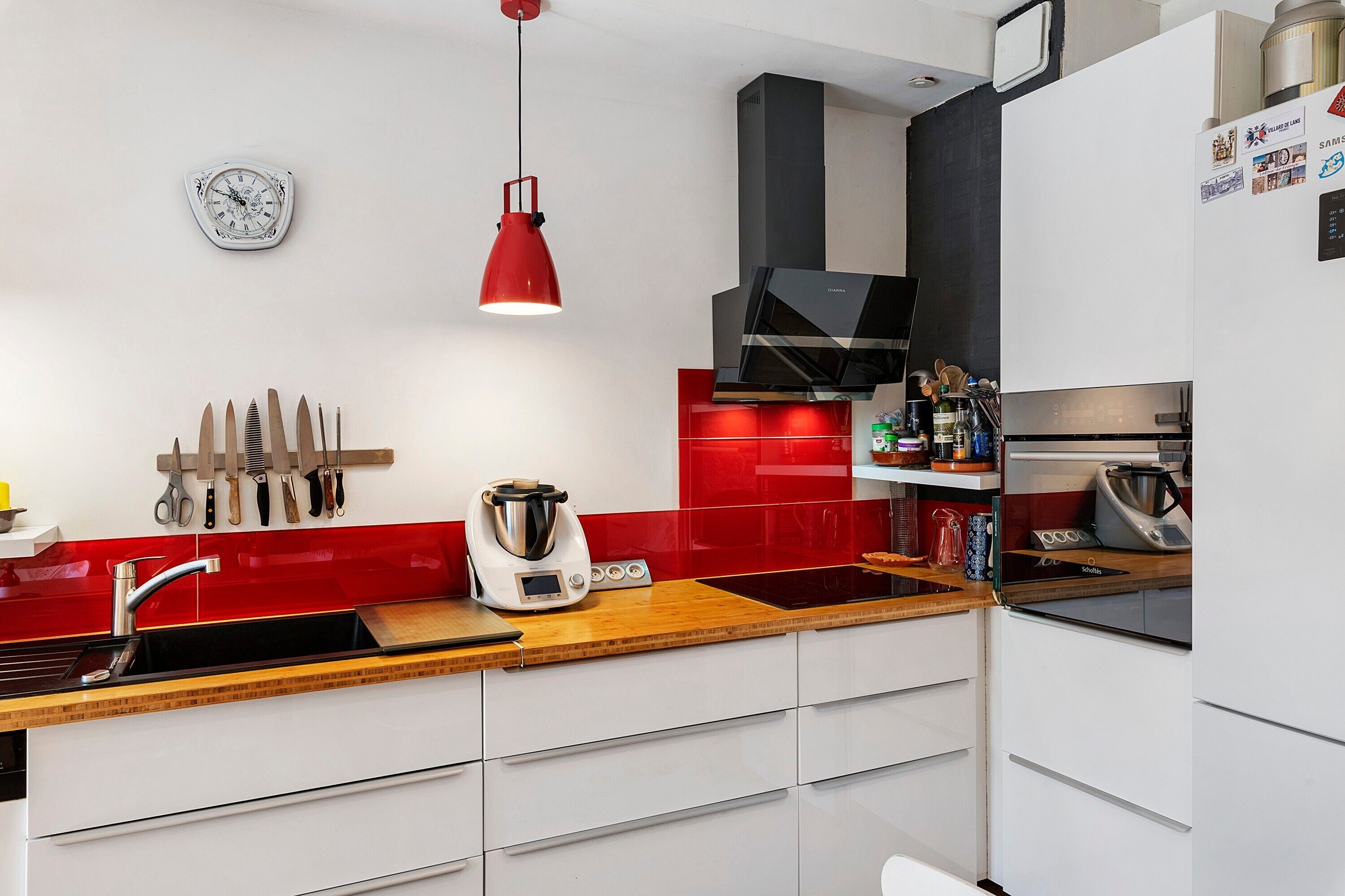 Cafetière/bouilloire, réfrigérateur, four, plaque de cuisson